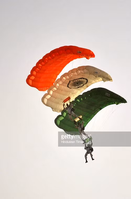 Xếp các cánh dù thành màu nền lá quốc kỳ.