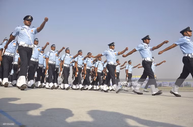 Không quân Ấn Độ được xếp vào hàng lớn thứ 4 thế giới chịu trách nhiệm bảo vệ không phận Ấn Độ và chiến đấu trên không trong mọi cuộc xung đột. Hiện lực lượng này có quân số 127.000 người, trang bị khoảng 1.820 máy bay.