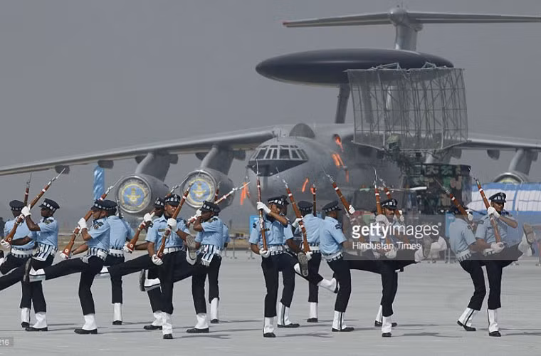 Các binh sĩ Không quân Ấn Độ với bài biểu diễn độc đáo, phía sau là máy bay cảnh báo sớm A-50.