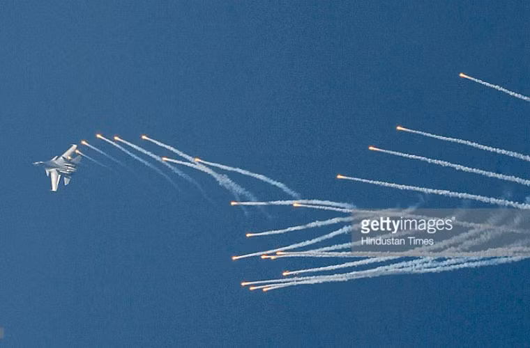 Không quân Ấn Độ hiện có 220 chiếc máy bay Su-30MKI, con số này sẽ tăng lên 272 chiếc trong giai đoạn 2018-2019. Toàn bộ các máy bay Su-30MKI trong tương lai có thể được nâng lên chuẩn Super Sukhoi với khả năng mang phóng tên lửa hành trình BrahMos, trang bị radar mạng pha chủ động Zhuk-AE.