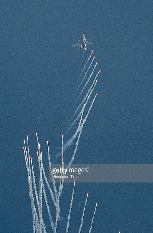 Tiêm kích Su-30MKI – chiến đấu cơ mạnh nhất Ấn Độ trong màn bay biểu diễn với pháo sáng.