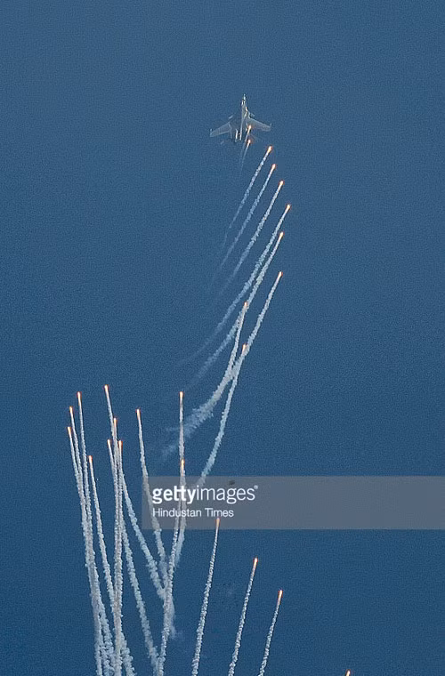 Tiêm kích Su-30MKI – chiến đấu cơ mạnh nhất Ấn Độ trong màn bay biểu diễn với pháo sáng.