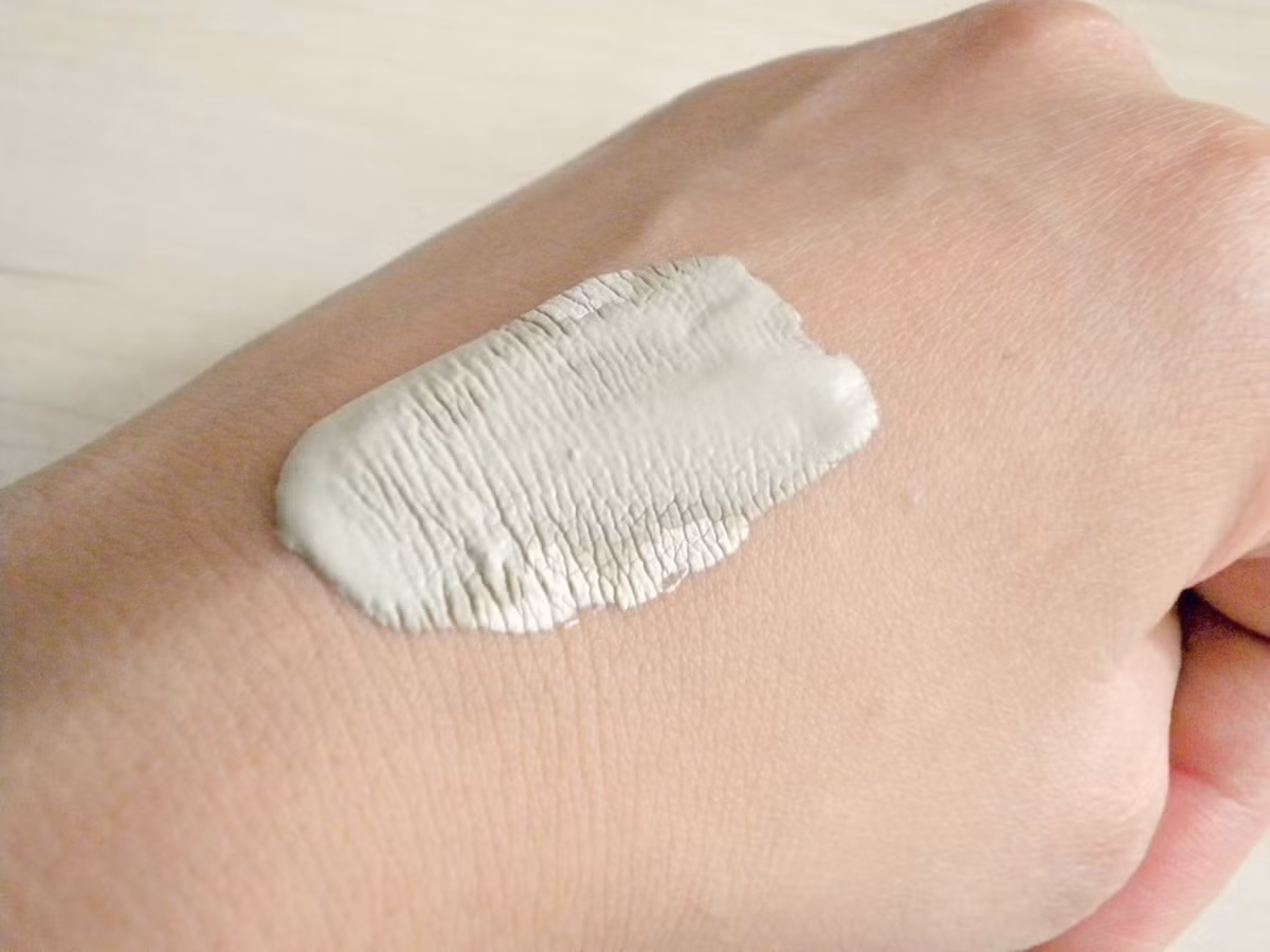 Sản phẩm mặt nạ Kiehl’s với thành phần chính từ đất sét trắng của vùng Amazone có thể giúp bạn giải quyết tình trạng làn da bóng dầu, lỗ chân lông to, mụn, mụn dưới da và mụn cám mụn đầu đen. Giá xách tay cho một hũ mặt nạ này ở Việt Nam giao động từ 1 triệu đến 1,3 triệu đồng.