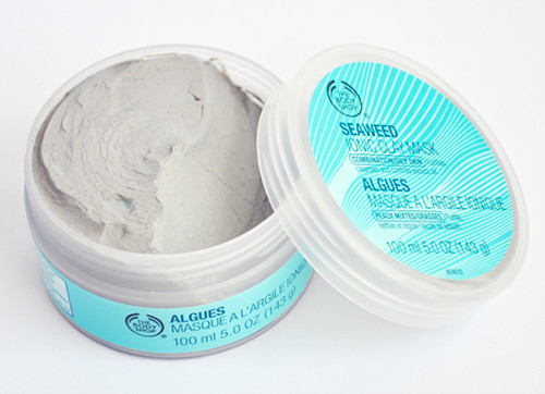 Seaweed Ionic Clay Mask của The Body Shop. Mặt nạ được đựng trong chiếc hộp tròn xinh xinh 100mL với chất đất sét màu xám đặc quánh có mùi thơm nhẹ.