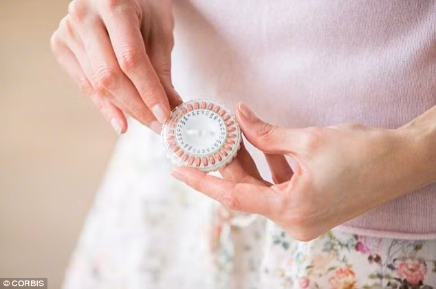 Liệu pháp thay thế hormone làm tăng nguy cơ ung thư vú? Liệu pháp thay thế hormon (HRT), ngoài việc làm giảm nhẹ các triệu chứng mãn kinh, nó còn có chứa hormone estrogen, và nếu quá nhiều progesterone có thể thể làm tăng nguy cơ ung thư vú. Cứ 100 ca bị ung thư vú thì có 4 trường hợp liên quan đến HRT, chủ yếu là nhóm người dùng HRT có chứa cả hai loại hormone nói trên.