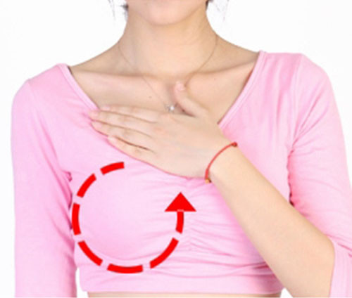 Bạn nên tự kiểm tra vú tại nhà thế nào? Các chuyên gia cho hay, bạn nên tự kiểm tra vú mỗi tháng một lần. Tốt nhất, nên hình thành thói quen kiểm tra hàng tháng để nhận biết những dấu hiệu bất thường sớm nhất có thể.