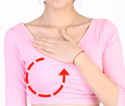 Bạn nên tự kiểm tra vú tại nhà thế nào? Các chuyên gia cho hay, bạn nên tự kiểm tra vú mỗi tháng một lần. Tốt nhất, nên hình thành thói quen kiểm tra hàng tháng để nhận biết những dấu hiệu bất thường sớm nhất có thể.