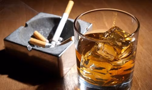 Rượu và thuốc lá có làm tăng ung thư vú? Các chuyên gia cho hay, hút thuốc lá là nguyên nhân chính gây ung thư phổi. Tuy nhiên, nó có thể làm tăng nguy cơ các bệnh ung thư khác như ung thư vú, ung thư tử cung, dạ dày, miệng, bàng quang hay buồng trứng. Uống quá nhiều rượu, thậm chí là chỉ quá giới hạn cho phép cũng làm tăng 10% nguy cơ ung thư vú.