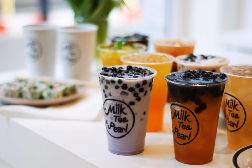 Kinh khiép tra sua tran chau lam tu lop xe, de giay-Hinh-2