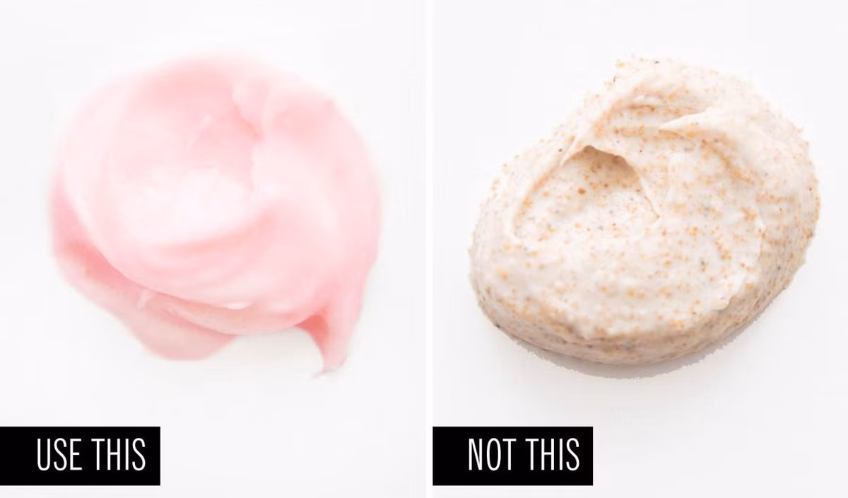 Tẩy da chết quá mạnh tay. Đừng kì cọ làn da của bạn quá mạnh tay bởi chúng sẽ bị tổn thương. Khi tẩy da chết bất cứ vùng da nào trên cơ thể, bạn cần thực hiện thật nhẹ nhàng thay vì chà xát mạnh. Chỉ dùng những ngón tay để thoa kem tẩy da chết lên da đồng thời không chà xát quá 15 giây ở một vùng da.