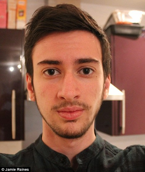 Jamie Raines, 21 tuổi cho hay hành trình chuyển giới của anh trải qua 3 năm ròng rã chăm chỉ uống thuốc. Ban đầu anh chỉ định uống thuốc testosterone trong vòng một năm. Tuy nhiên, khi nhận ra mình ngày một khác biệt, Raines quyết định uống thêm hai năm nữa.