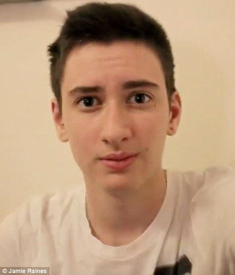 Jamie kể ngày vẫn còn là một thiếu nữ 17 tuổi, anh rất ghét soi gương. Anh không nhìn thấy con người thật của mình dù đã cắt tóc ngắn.