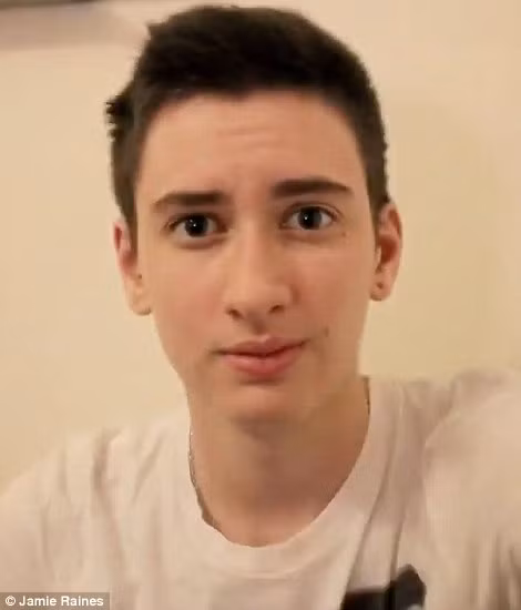 Jamie kể ngày vẫn còn là một thiếu nữ 17 tuổi, anh rất ghét soi gương. Anh không nhìn thấy con người thật của mình dù đã cắt tóc ngắn.