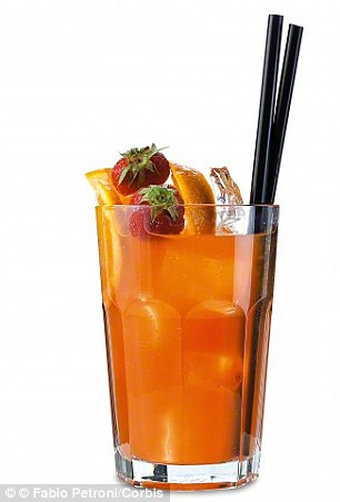 Không đồ uống có cồn. Rất nhiều người phá hỏng kế hoạch giảm cân của họ chỉ vì uống cocktail. Rượu cũng như các thức uống khác đều chứa một lượng calo nhất định. Bạn không cần phải kiêng uống rượu, nhưng bạn không thể uống quá nhiều rượu nếu muốn giảm mỡ thừa.