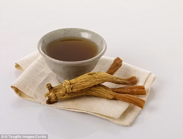 Uống trà xanh hoặc nhân sâm Hàn Quốc. Các chuyên gia sức khỏe tiết lộ cế độ ăn uống của hầu hết các vận động viên thể hình đều có trà xanh. Tuy nhiên, loại trà giúp loại bỏ chất béo và bụng phẳng là trà nhân sâm.