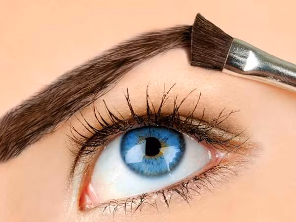 Dùng sai cọ lông mày. Lựa chọn loại cọ mỏng, có góc để tán mày của bạn đều, không bị loang ra ngoài là một trong những yếu tố giúp lông mày của bạn trông tự nhiên hơn.