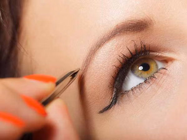 Kẻ đuôi lông mày quá dài. Đa phần chị em khi kẻ lông mày đều kéo dài phần đuôi lông mày ra một chút. Tuy nhiên, một số chị em lại không có “điểm dừng” khi kéo phần đuôi ra quá dài. Điều này khiến gương mặt bạn mất cân đối. Chưa kể phần màu bút chì kéo dài ra khiến gương mặt bạn trông thiếu tự nhiên.