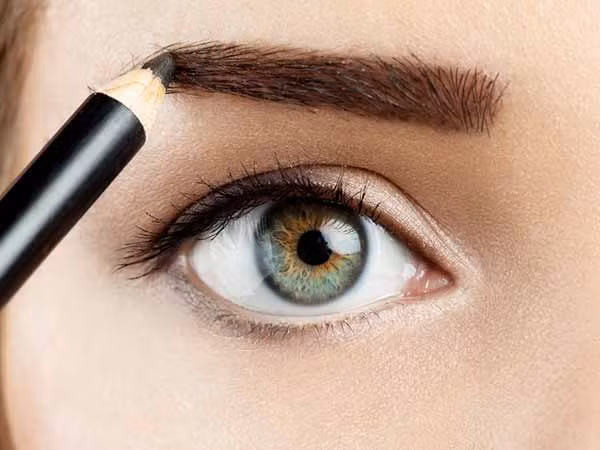 Kẻ duy nhất một đường đậm để tạo khuôn. Dù bạn đang dùng sản phẩm nào để kẻ lông mày: bút chì, bột tán hay gel thì hãy chú ý rằng không nên chỉ kẻ một đường duy nhất để tạo khuôn lông mày. Thay vào đó, hãy di chuyển bút chì (bàn chải) thật nhẹ nhàng, từ từ từng vùng một theo hướng từ đầu lông mày đến phần đuôi lông mày.