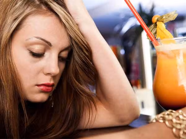 Vấn đề về giấc ngủ. Khi cơ thể nạp chất kích thích như cà phê, phải mất rất nhiều thời gian để hết tác dụng. Nếu như cà phê giúp bạn tỉnh táo, điều đó có nghĩa là chất kích thích vẫn hoạt động, thậm chí là ngay cả vào ban đêm lúc bạn cần phải ngủ.