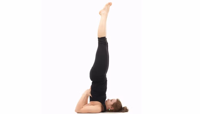 Tư thế đứng bằng vai. Cũng tương tự như thế trồng cây chuối, các chuyên gia khuyên bạn không nên thử nghiệm tư thế đứng bằng vai nếu mới tham gia tập.