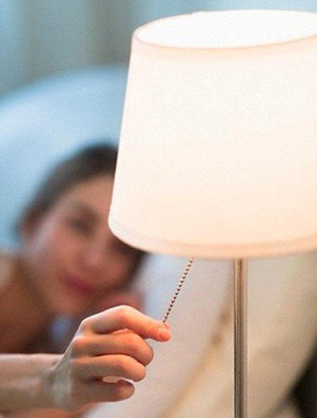 Đừng để đèn ngủ. Tiếp xúc với ánh sáng vào ban đêm không chỉ làm gián đoạn giấc ngủ mà còn có thể khiến tăng cân, theo một nghiên cứu mới được công bố trên Tạp chí Dịch tễ học của Mỹ. Những đối tượng nghiên cứu ngủ trong phòng tối ít nguy cơ béo phì hơn 21% so với người để đèn ngủ.