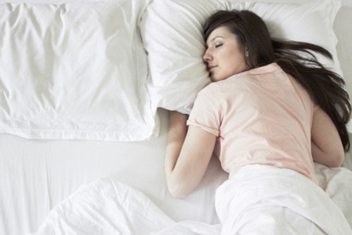 Ngủ úp bụng. Khi ngủ úp bụng toàn bộ lực ép của lưng tác động lên thức ăn, đồng thời ép phần bụng vào chắn diện tích có thể tích tụ lượng mỡ thừa. Kết quả là sau một đêm sẽ không có lượng mỡ thừa nào đọng lại tại vùng bụng. Ngủ úp bụng để giảm béo bụng là một mới nhiều người chưa biết.