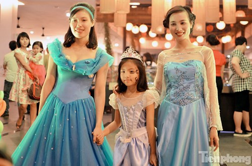 Các em nhỏ hóa thân thành nàng công chúa xinh xắn.