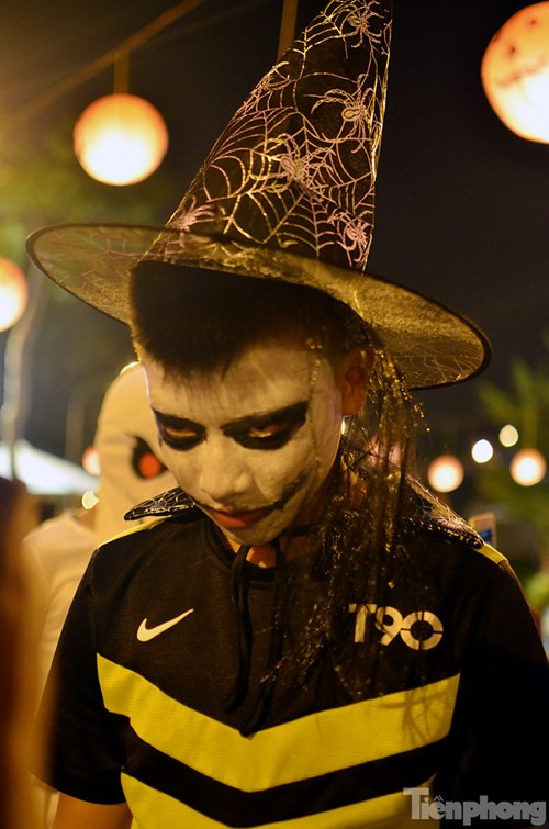 Một em nhỏ với khuôn mặt rùng rợn.