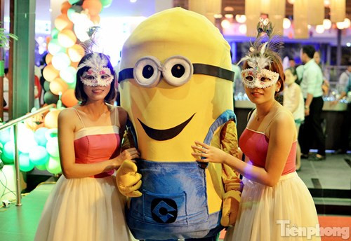 Và cầm theo chiếc đèn lồng mang hình quả bí ngô đặc trưng của Halloween.