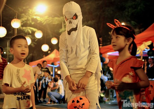 Hóa thân thành ma quỷ lượn lờ khắp nơi tạo nên không khí Halloween đầy ma mị.