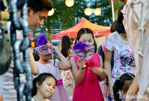 Các em nhỏ chọn cho mình những chiếc mặt nạ hòa mình vào không khí lễ hội Halloween.