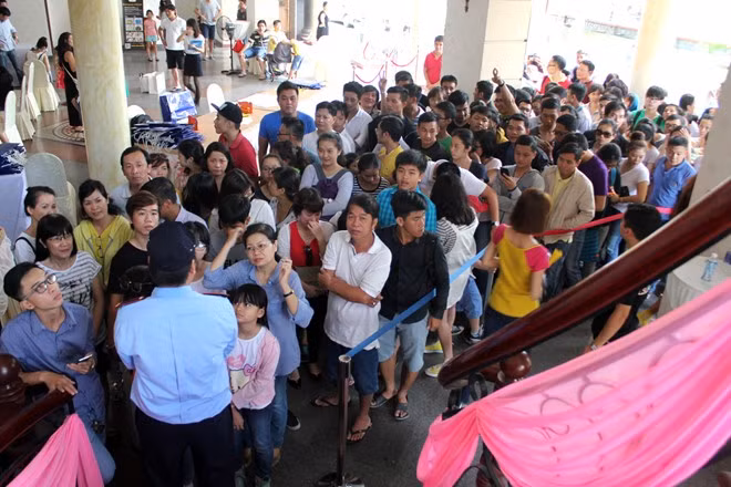 Khách phải xếp hàng khoảng 1 giờ mới đến cầu thang vào sảnh.