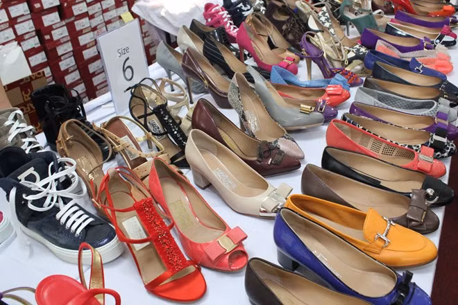 Giầy thời trang từ 4 đến 18 triệu đồng mỗi đôi và được giảm 50-60%