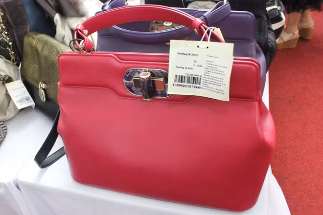 Một chiếc túi xách hàng hiệu có giá chưa giảm là 133 triệu đồng và được giảm đến 60%.