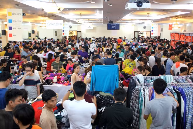 Tại sảnh khách sạn ở tầng 1, nơi tập trung nhiều thương hiệu thời trang nổi tiếng, dòng người chen chúc nhau lựa đồ.