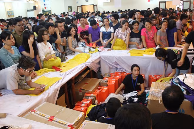 Khách hàng vây quanh một gian hàng thời trang nổi tiếng để chờ nhận hàng. Theo đại diện cửa hàng, lượng khách ước tính đến đầu giờ chiều đã vượt qua 10.000. Hàng chục nghìn sản phẩm đã được bán ra.