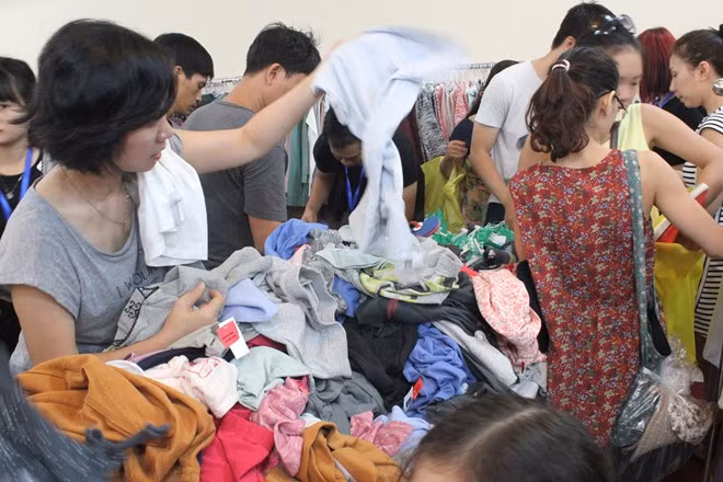 Những món hàng thời trang từng xếp ngay ngắn trên kệ nay được chất thành đống. Để lựa được những bộ đồ ưng ý, khách phải đứng lựa chọn.