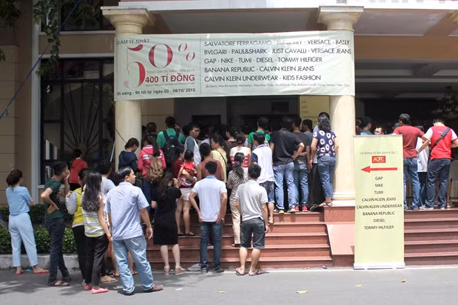 Can canh mua hang hieu giam gia o cong ty bo chong Ha Tang