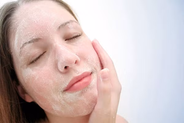 Cách này giúp bạn vừa tẩy da chết, vừa làm giảm các vết mụn sưng tấy. Sử dụng mặt nạ 2 lần/ tuần là bạn sẽ sớm có một làn da sạch mụn và láng mịn.