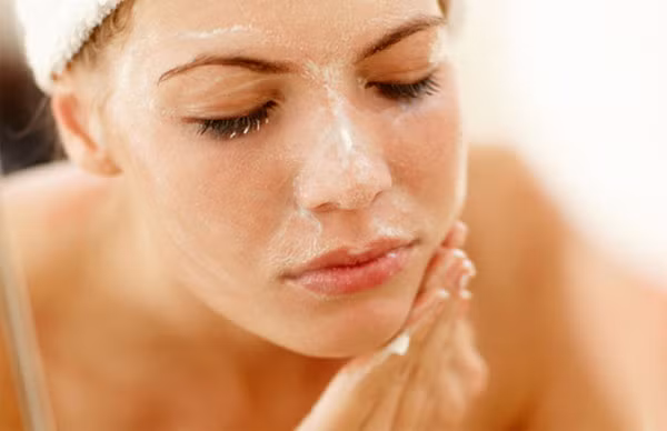 Bột mì, sữa chua và nước chanh đều có công dụng nuôi dưỡng và bảo vẹ làn da, hạn chế lượng dầu thừa, giúp da luôn sang đẹp và làm sạch da chết.