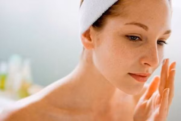 Khoảng 15 phút thì tắm lại với nước, lớp tế bào chết sẽ theo nước trôi đi, bạn sẽ có được làn da tươi mới và mịn màng. Thực hiện mỗi tuần 1 lần.