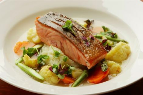 Thịt Kanguru: Kanguru là một loại linh dương đặc biệt chỉ có ở nước Úc. Món Kanguru nướng nguyên thủy được các thổ dân mang đi khắp các vùng hoang mạc. Kanguru giờ đây đã trở nên quen thuộc với tất cả những người sành ăn trên thế giới với thực đơn vô cùng phong phú từ món luộc, xào, bít tết, nấu canh, hầm, cà ri, thịt viên, chế biến xúc xích, làm bánh hamburger.