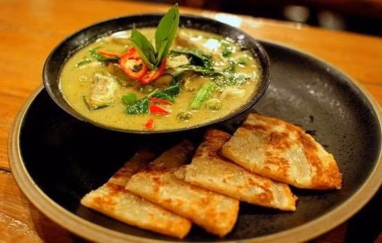 Bánh nướng cari xanh: Cà ri xanh là một nét độc đáo trong ẩm thực Thái Lan. Thành phần chủ yếu của món cà ri xanh vẫn là nước cốt dừa và ớt, nhưng người đầu bếp đã khéo léo cho vào đó húng quế, rau mùi và một số loại rau gia vị đặc trưng khác của Thái Lan. Bánh nướng là món ăn được ưa thích tại phương Tây. Bánh nướng cà ri xanh là sự kết hợp tuyệt vời giữa ẩm thực phương Đông và Phương Tây.