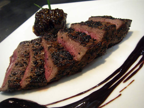 Tasmania nướng: Tasmania là một món ăn nổi tiếng mang đậm hương vị Úc thơm ngon mà bất kỳ du khách nào cũng muốn được thưởng thức lần nữa. Tiếng tăm của món ăn này lan truyền đến khắp các nước châu Á khiến bất kỳ người đầu bếp nào cũng biết đến nó. Cũng là món nướng nhưng món Tasmania được chế biến khá công phu với nhiều nguyên liệu bổ dưỡng khác.