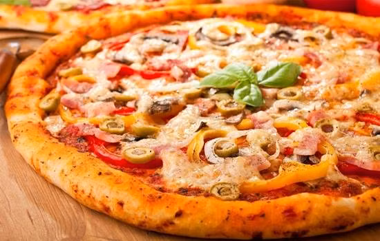 Pizza hải sản: Pizza là món ăn truyền thống của Italia, nhưng với những người sành ăn thì món Pizza hải sản ngon nhất chắc chắn là món Pizza hải sản được phục vụ trong những khu ăn uống sầm uất tại Sydney. Mọi người đều muốn thưởng thức món Pizza này tại Úc bởi nơi đây có các vùng bờ biển trải dài cung cấp nguồn hải sản dồi dào và phong phú.