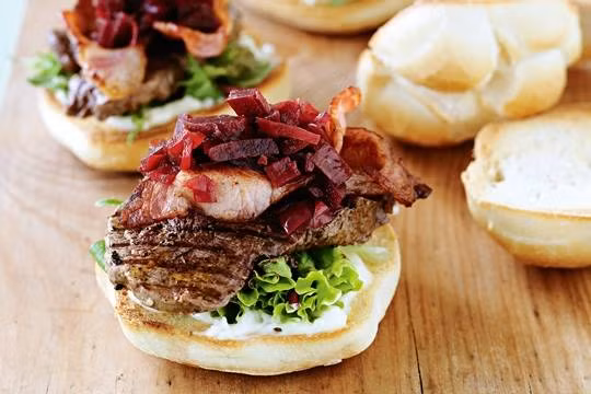 Hamburger củ dền: Củ dền có vị ngọt nhưng lại hơi chua một chút đã làm nên hương vị lạ đặc trưng cho món Hamburger này. Dù bạn có thể ăn Hamburger ở mọi nơi trên khắp hành tinh này nhưng món Hamburger với 1 lát củ dền của người dân Úc luôn có hương vị độc đáo mà chỉ khi ăn ở nơi đây bạn mới cảm nhận được trọn vẹn.