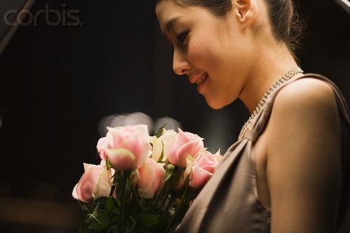 Em đẹp quá. Nếu phải liệt kê ba điều mà phụ nữ không thể sống thiếu, đó có lẽ là thức ăn ngon, quần áo đẹp và những lời khen ngợi nồng nhiệt. Bác sĩ tâm lý Sushma Dayal chia sẻ: "Mỗi người chúng ta đều muốn nhận được lời khen ngợi bởi nó giúp thoát khỏi sự kiềm chế của bản thân, có động lực để thể hiện được cái tôi". Vì vậy, câu nói này sẽ khiến nàng cười thầm suốt cả ngày 20/10 vì được khen ngợi. Điều này cũng giúp nàng tự tin và tự hào bởi vẻ đẹp của mình hơn.