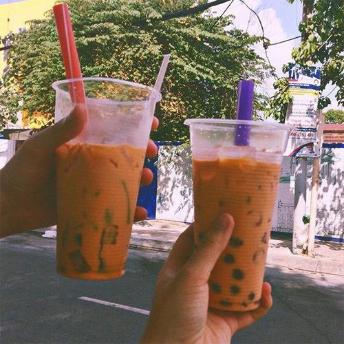 2. Trà sữa Marie Curie (trước cổng trường Marie Curie, Nam Kỳ Khởi Nghĩa, quận 3): Số lượng học sinh xếp hàng khi tan trường chứng minh độ hot của quán ngon vỉa hè này. Ngoài trà sữa, soda tại đây cũng được yêu thích không kém.