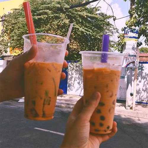 2. Trà sữa Marie Curie (trước cổng trường Marie Curie, Nam Kỳ Khởi Nghĩa, quận 3): Số lượng học sinh xếp hàng khi tan trường chứng minh độ hot của quán ngon vỉa hè này. Ngoài trà sữa, soda tại đây cũng được yêu thích không kém.