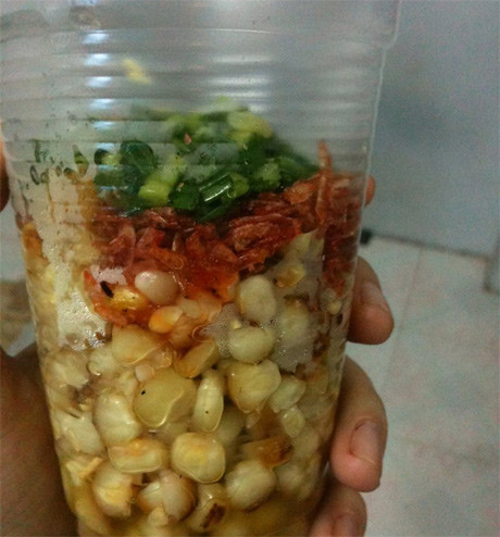 3. Bắp nướng mỡ hành (159 Phan Xích Long, phường 7, quận Phú Nhuận): Điểm đặc biệt của xe bắp nướng này là không để nguyên trái bắp mà tách hạt bỏ vào ly, bên trên cho ít mỡ hành, tép mỡ, ruốc, bột ớt tiện cho việc mang đi.